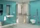 Badezimmeransicht mit turquoise Wänden, Waschbecken, Spiegel und behindertengerechter Dusche. Enthält Haltegriffe und andere barrierefreie Elemente von Ideal Standard.